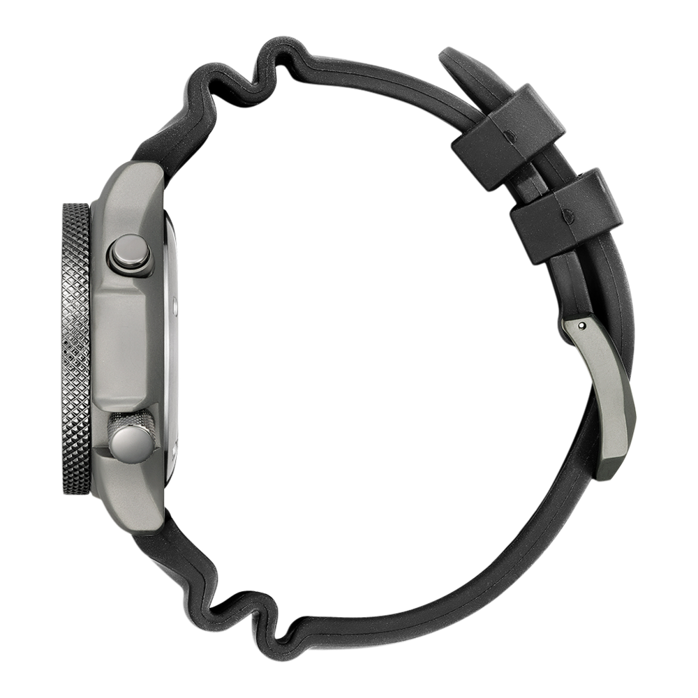 Vue latérale d'une montre noire avec une lunette texturée et un bracelet noir.